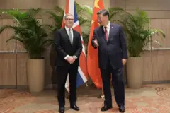 رئيس الوزراء البريطاني السير، كير ستارمر(يسار)، خلال اجتماع ثنائي مع الرئيس الصيني شي جين بينغ(يمين) - أرشيف