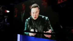 Elon Musk, fundador, CEO, presidente do conselho e engenheiro-chefe da SpaceX, participa por videoconferência no dia da oferta pública inicial (IPO) da empresa, na Nasdaq MarketSite, em Nova York, Estados Unidos, em 12 de junho de 2026. 