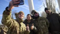 Zelensky Herson'da akserlerle selfie çekiyor