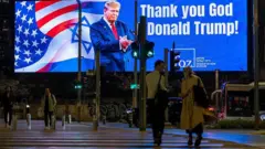 لوحة إعلانية في  أحد شوارع إسرائيل تشكر دونالد ترامب، ورسم عليها صورة دونالد ترامب وبجواره علم الولايات المتحدة.