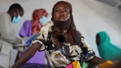 Mujer en Sudán en medio de un campamento de refugiados.
