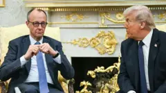 Almanya başbakanı ve Trump Oval Ofis'te yan yana oturuyor