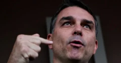 Foto de perfil de Flávio Bolsonaro gesticulando com a boca enquanto fala