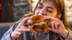 Los alimentos ultraprocesados son una amenaza para la salud mundial, advierten los expertos – BBC