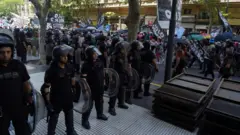 Polícia argentina patrulha manifestação contra as políticas do novo presidente argentino, Javier Milei,jogos para ganhar dinheiro no pix na horaBuenos Aires 