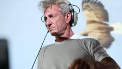 Шон Пенн з навушником 