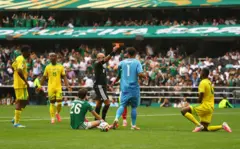 الحكم يشهر البطاقة الحمراء للاعب جنوب أفريقيا يايا سيتهول
