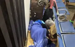 Umuntu ryamye ku bikarato, hampande y'intebe, ku mutwe hari amasakoshi, ku kibuga c'indege c'i Manille muri Philippines