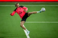 Erling Haland patea un balón a mediana altura