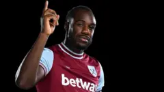 Mchezaji wa West ham United akiwa amevalia jezi yake ya msimu huu 