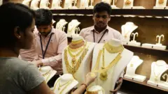 தங்கம் விலை குறையுமா? ஓராண்டில் 60% விலையேற்றம், வெள்ளியில் முதலீடு செய்யலாமா? தங்கம் விலை உயர்வு ஏன்? 