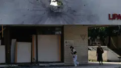 سيدتان تحاولان الجري لتفادي رصاص القناصة في صورة من سراييفو عام 1992