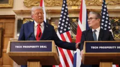 Američki predsednik levo i britanski premijer desno na konferenciji za novinare, obojica u tamnim odelima i belim košilajam , iza njih su britanske i američke zastave