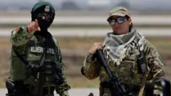 Solados de México y EE.UU.