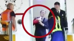 сценка из видео с Макроном