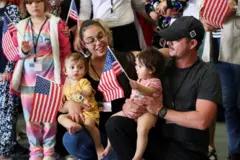 Família no grupo de sul-africanos brancos a receber o status de refugiados por serem considerados vítimas de discriminação racial