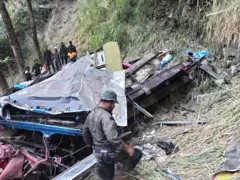 අනතුරට පත්වූ බස් රථය 