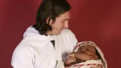 Messi con el bebé Lamine Yamal