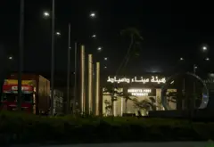 قرب ميناء دمياط المطل على البحر الأبيض المتوسط ​​في محافظة دمياط في مصر. في الصورة الملتقطة ليلاً يظهر مبنى مضاء باللون الأصفر وكتب عليه بالعربية والإنجليزية "هيئة ميناء دمياط"