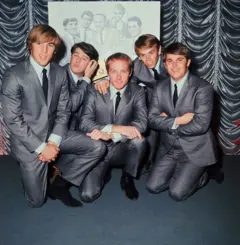 De izquierda a derecha, Dennis Wilson, Brian Wilson, Mike Love, Al Jardine y Carl Wilson en 1964.