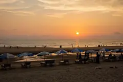  সৈকতে পেতে রাখা বিচ চেয়ার