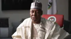 Gomina ipinlẹ Borno, Babagana Zulum. O wọ agbada, o de fila o si n fi ẹdun ọkan ṣalaye ọrọ fun BBC.