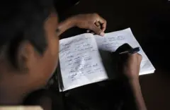 නව පාසල් අධ්‍යාපන ප්‍රතිසංස්කරණ යටතේ කෘත්‍රිම බුද්ධිය ඉගැන්වීමටත්, ටැබ් පරිගණක ලබා දීමටත් යෝජනා කර ඇති පරිසරයක් තුළ පානදුර ප්‍රදේශයේ ප්‍රධාන පෙළේ පාසලක වැසිකිළිවල අපිරිසුදුභාවය නිසා මුත්‍රා නොකිරීමෙන් රෝගී වූ දරුවෙකු පිළිබඳව බීබීසී සිංහල  සේවයට දැනගන්නට ලැබිණි.