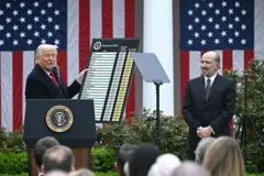 Donald Trump presenta la tabla con los aranceles queha impuesto a las importaciones de cada país. 