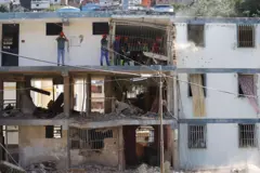 Casas destruídas e cheias de destroços