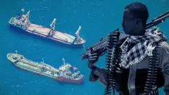 Esta imagen compuesta muestra a un pirata portando un arma de alto calibre a la derecha y dos buques que fueron secuestrados recientemente a la izquierda.