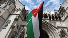 يظهر العلم الفلسطيني خارج المحكمة العليا في لندن