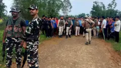 মণিপুরের একটি গ্রামে অভিযান চালানোর সময় স্থানীয়দের সাথে সেনা সদস্যরা