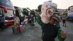 Penumpang bersiap untuk berangkat ke kampung halaman mereka menjelang hari libur Muslim Idul Fitri di stasiun bus Pondok Pinang di Jakarta, Indonesia, pada 16 Maret 2026. Jutaan orang melakukan perjalanan kembali ke kampung halaman mereka dari ibu kota Indonesia, Jakarta, untuk merayakan Idul Fitri bersama keluarga mereka dan menandai berakhirnya bulan suci Ramadhan.