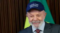 Lula com boné "O Brasil é dos brasileiros"