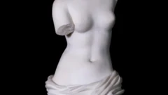 обрізана жіноча статуя