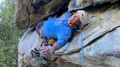 Балин Миллер, поднимается по маршруту «Крокодиловый нос» у Крокодиловой скалы в Хиалитовом каньоне недалеко от Бозмана, штат Монтана, 29 сентября 2024 года.