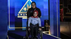 رياضية مقعدة خلال بطولة العالم الحادية عشرة لرفع الأثقال البارالمبية، التي أقيمت في القاهرة، مصر، في أكتوبر/تشرين الأول 2025. 