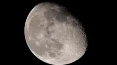 ચંદ્ર ઉપર કાટ, લોખંડની અયસ્ક, હાઇડ્રોજન, ઓક્સિજન, પાણી, સૌરતરંગ, સૌરપવન, પૃથ્વી તરંગ, સોલર વિન્ડ, અર્થ વિંડ, એક્સોસ્ફિયર, ચંદ્ર લાલ કેમ દેખાય, બીબીસી ગુજરાતી સાથે સમજો, બીબીસી ગુજરાતી સમાચાર