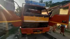 தாக்கப்பட்ட லாரி