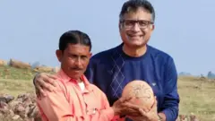 পাড়ল্যার বাসিন্দা ভেস্তা মান্দোলাই এর সঙ্গে  বিএসাইপি-এর ডিরেক্টর ড. মহেশ জি ঠাক্কর।