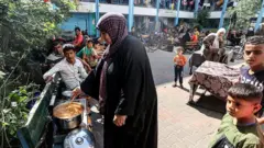 Abanya-Palestine bahunga ibitero bya Israel bikinze ku ishuri rya UNRWA mu mujyi wa Khan Younis, muri Gaza, ku itariki ya 14 Ukwakira (10) mu 2023