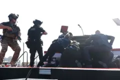 Miembros del Servicio Secreto protegen a Donald Trump.