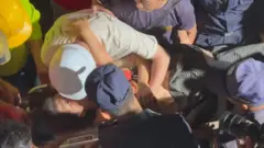 発生から30時間以上経過した29日夜に助け出された女性（ミャンマー・マンダレー）