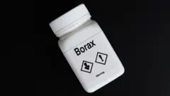 Embalagem de bórax com ícone indicando perigo