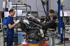 So với các nước trong khu vực như Singapore, Malaysia, Indonesia, Thái Lan, Việt Nam có năng suất lao động thấp. Trong khi đó, số giờ làm việc của người Việt Nam ở mức cao.
