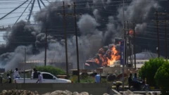 يتصاعد الدخان بعد غارات جوية شنتها قوات الدعم السريع شبه العسكرية على ميناء بورتسودان في مايو من العام الماضي