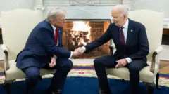 ホワイトハウスで握手するトランプ次期大統領（左）とバイデン大統領
