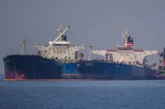 Um navio com bandeira da Libéria (costa oeste da África) transfere petróleo para uma embarcação com bandeira da Rússia