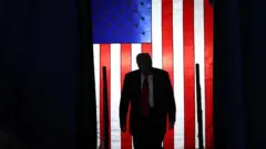 دونالد ترامپ با پسزمینه پرچم آمریکا