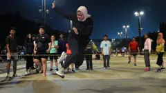 Salah satu anggota Komunitas Bermain main lompat karet di Parkir Timur, Gelora Bung Karno, Jakarta, Jumat (11/07)